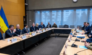 特朗普刚和泽连斯基谈妥，基辅就被炸成一片火海，俄罗斯高官否认和谈