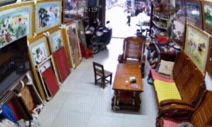 “交警持棍击倒电动车”处理结果披露：责任人被免职辞退，党纪处分