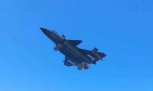 全网热议！中国歼-20C垂直起降战机首飞了？