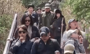 郭晶晶一家五口逛街，小女儿长发如瀑，颜值超越妈妈，太吸睛！