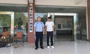 云南一男子驾车别停他人车辆后“亮警察证”,涉嫌非法持有、使用警用标志被行拘